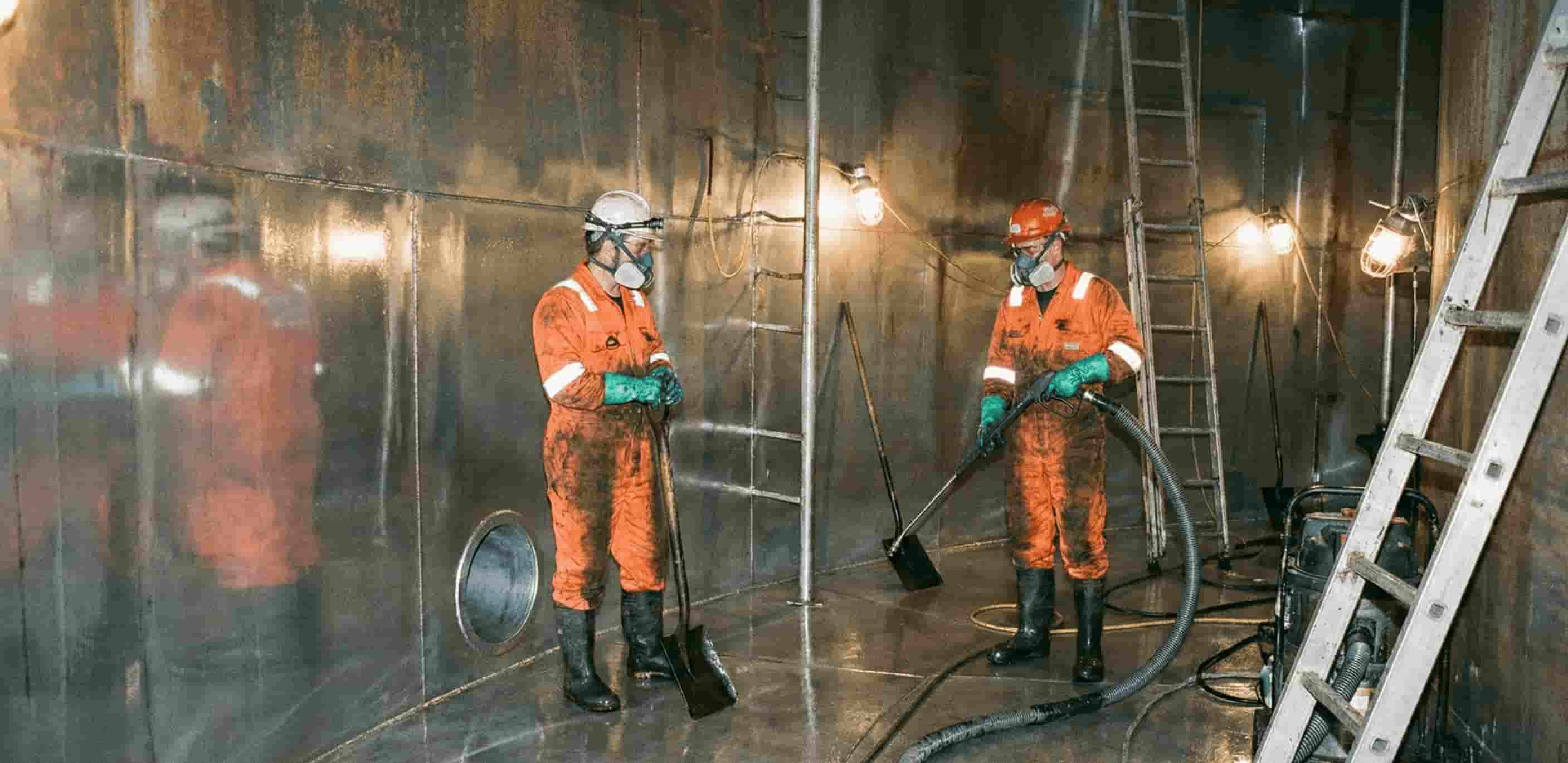 Идеально чистый металл резервуара после ручной зачистки
